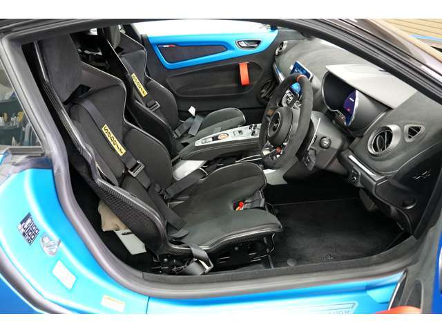 正規ディーラー、右ハンドル、ワンオーナー、シャッター付ガレージ保管、禁煙車、カーボンホイール、サーキット走行はしてません。