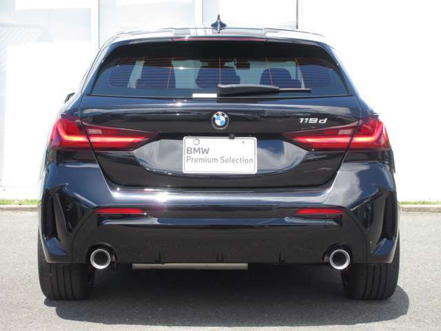 L字型の特徴的なテールランプが、後のドライバーへBMWを印象付けます。