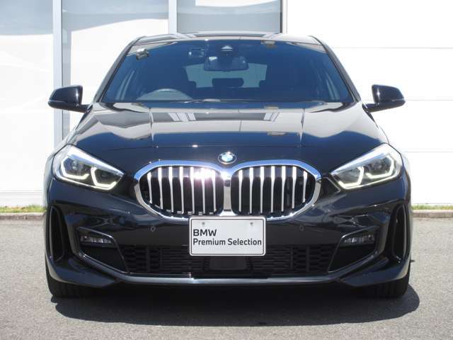 BMWと言えば特徴的なキドニーグリル。ダイナミックなフロントマスクを演出します。