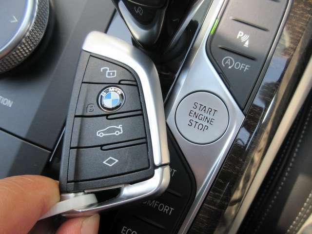 ◆コンフォートアクセス◆ポケットや鞄の中のキーを感知し、ドアハンドルに手をかけるとドアのロックが解除。コンソールのスタートボタンを押すだけで、エンジンの始動・停止ができます◆