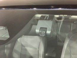 先進の安全運転支援システム、HondaSENSINGがもたらす、より高い安心と快適性です。ドライブレコーダー付きで、万が一の場合でも安心です。