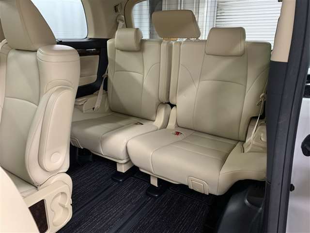 サードシートも十分なスペースをしっかり確保した7人乗りです。