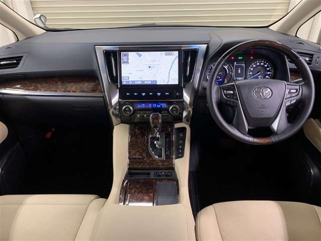 木目調の落ち着きのあるデザインのインパネ、各操作スイッチは使いやすい位置に配置されてます。