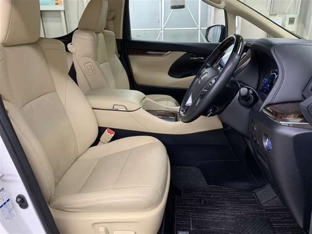 見えないところまで美しく、室内からエンジンルームまで徹底的に洗浄。「まるごとクリーニング」実施済み！