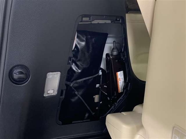 もしもの時に安心な工具やジャッキがあります。