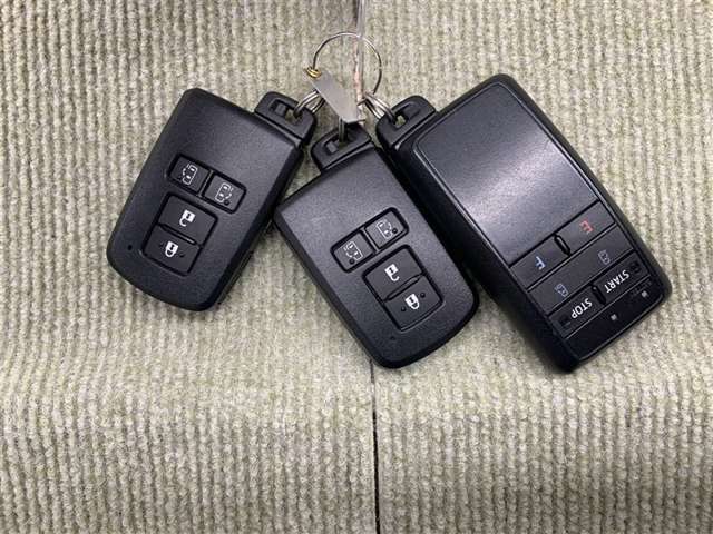 リモコンエンジンスターター付き！お出かけ前にエンジンをかけてエアコンをONにしておけば、夏でも冬でも快適に出発できますね♪