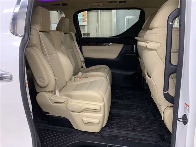 ゆったりリラックスできるリアシートです。