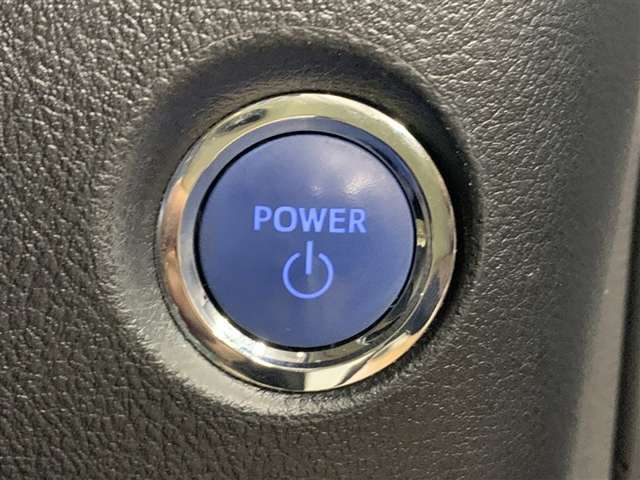 スマートキーをバッグやポケットに携帯していれば、キーを取り出すことなくドアの解錠・施錠ができます。ハイブリッドシステムの起動はブレーキを踏みながらパワースイッチを押すだけです。