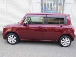 ワンズアームズのスタッフは国家資格整備士です。自社整備工場完備で、仕入れから販売、買取、修理、アフターフォローまで国家資格整備士が行い、良質安心な車両を安価にご提供出来るよう、日々、努力しております。