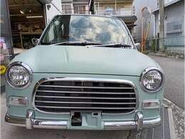 マークレスグリルにメッキ調ワイパー＆レトロ調サイドミラー＆まつげ＾＾。USレトロフェンダーアンテナも存在感ありあり♪当社オリジナルのクラフトカスタム模様は気ままにGの。で検索＾＾。