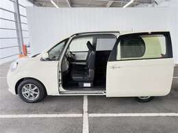 【センターピラーレス】センターピラーをなくすことで、ドア開口部が広がり、乗降性や荷物の積み降ろしが楽になります。