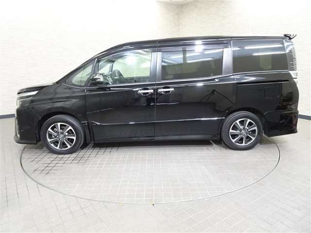 両側パワースライドドア付きだから、狭い駐車スペースなどでの 乗り降りラクラク！小さなお子さまのいるご家庭には嬉しい装備。