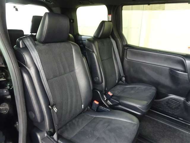 ゆとりある広々とした車内空間は、ドライブを始め買い物やレジャーなど、幅広く活躍します。一人でもみんなとでもお出かけを楽しみましょう！