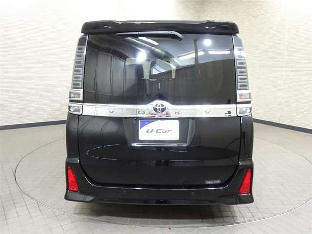 バックカメラが付いているので後方確認が非常にしやすいです。今や運転初心者も熟練者も必須装備！ついていて損はないですね♪