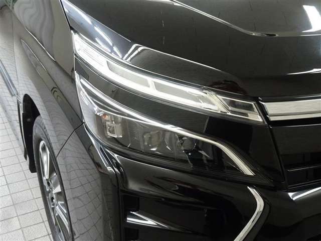 LEDヘッドライトです。デザイン性がよくとても明るいので、夜間の走行や悪天候でも安心です。しかも長寿命！