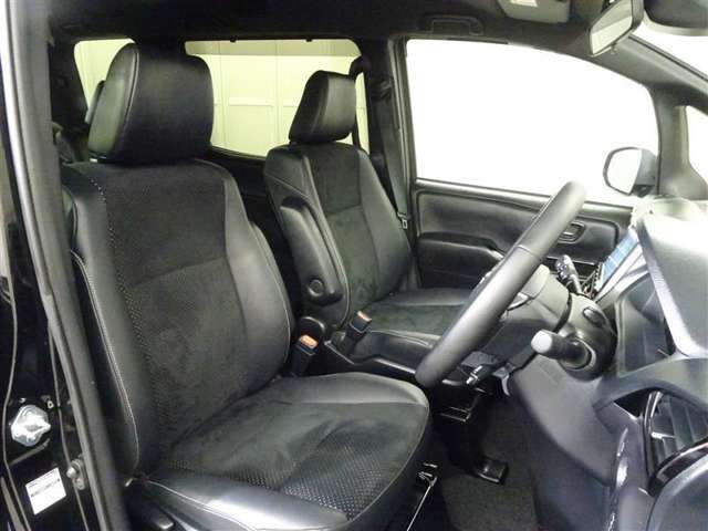 高いホールド性で運転姿勢が安定します。長距離ドライブでも疲れにくいのが魅力です。快適なドライビングライフをお送りください♪