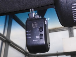 ◆ドライブレコーダー◆映像・音声などを記録する自動車用の装置です。　もしもの事故の際の記録はもちろん、旅行の際の思い出としてドライブの映像を楽しむことができます。