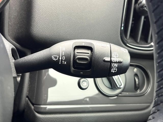 ●レインセンサー：雨量に合わせて、ワイパーの可動速度を自動制御してくれます。