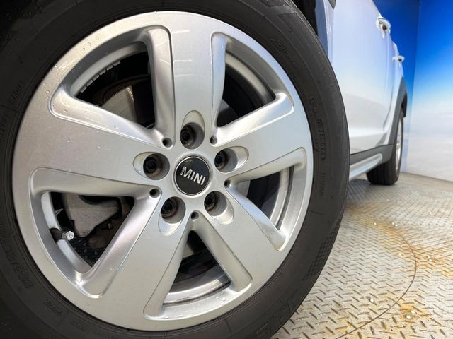 ●純正16インチアルミホイール：輸入車ならではの卓越した走りを支えるホイールと足回りです！日本車の走りに慣れている方にもぜひ体感して頂きたいほど、高いレベルでまとまっています！