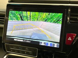 【バックカメラ】駐車時に後方がリアルタイム映像で確認できます。大型商業施設や立体駐車場での駐車時や、夜間のバック時に大活躍！運転スキルに関わらず、今や必須となった装備のひとつです！