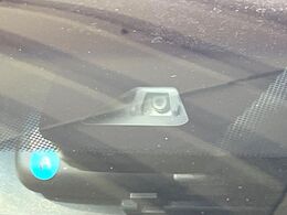 【ホンダセンシング】走行中に前方の車両等を認識し、衝突しそうな時は警報とブレーキで衝突回避と被害軽減をアシスト。より安全にドライブをお楽しみいただけます。