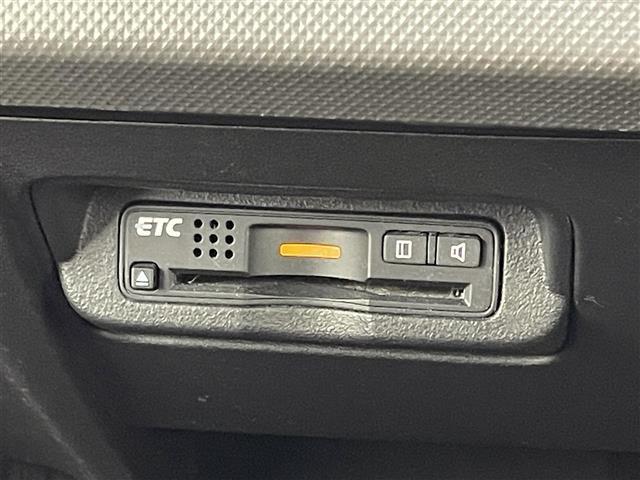 ◆【ETC】有料道路を利用する際に料金所で停止することなく通過できる、ETC車載器（ノンストップ自動料金収受システム機器）が装備されています。セットアップを行うことで利用可能になります。