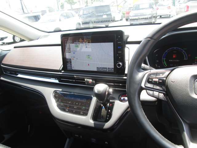 ステアリングオーディオスイッチ！オーディオのチャンネル、ボリューム調整などドライバーの視線移動や焦点の調節を減らし、安全運転に貢献します。