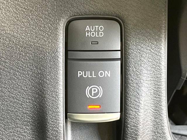 【お問合せ0776-66-4917】【電動パーキングブレーキ】パーキングブレーキは便利な電動式！ボタン一つで操作でき、アクセルを踏めば自動で解除されます♪レバーやペダルが無いので運転席廻りもすっきり♪