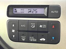 【オートエアコン】一度お好みの温度に設定すれば、車内の温度を検知し風量や温度を自動で調整。暑い…寒い…と何度もスイッチ操作をする必要はありません。快適な車内空間には必須の機能ですね♪