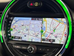 ●純正ナビ:一体感のあるナビは、高級感ある車内を演出してくれます。オーディオ機能も充実しておりますので、運転もより楽しめます♪