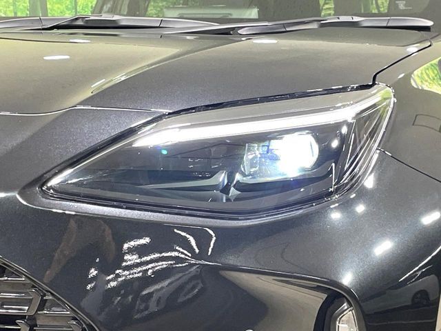 【LEDヘッドライト】悪天候や夜間走行時も良好な視界を確保し安心して運転できる高輝度LEDヘッドライトを装備！点灯速度が早く、消費電力も抑えられています。