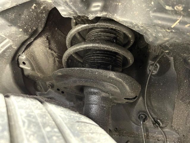 お車を安心してお乗りいただく為には、足回りの定期点検が欠かせません。サービスサポート（有償保証）では無料点検もご提供しており、安心のカーライフをお過ごしいただけるサポート体制が整っています。