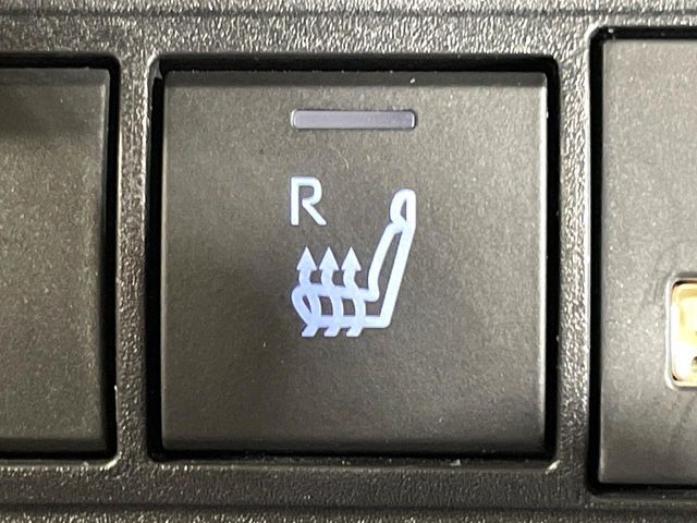 【シートヒーター】寒い日に重宝するシートヒーター！エアコンより早く温まってくれるので寒がりの人も安心ですね♪エアコンの温風は乾燥するから苦手、という方にもをおすすめです。