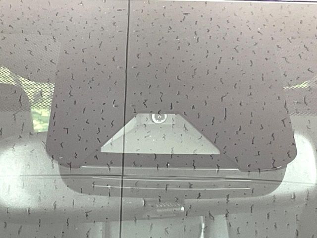 【トヨタセーフティセンス】走行中に前方の車両等を認識し、衝突しそうな時は警報とブレーキで衝突回避と被害軽減をアシスト。より安全にドライブをお楽しみいただけます。