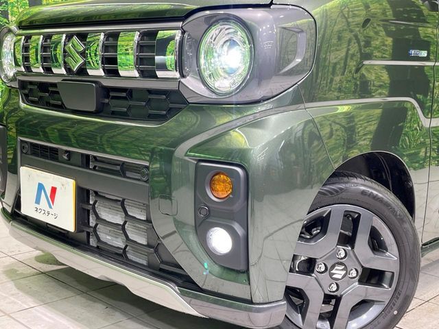 【LEDヘッドライト】悪天候や夜間走行時も良好な視界を確保し安心して運転できる高輝度LEDヘッドライトを装備！点灯速度が早く、消費電力も抑えられています。