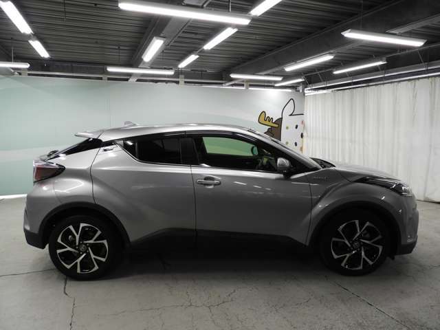 納車前に自社整備工場で点検整備を実施。納車から1年間の全国トヨタロングラン保証付きですので、ご安心してお乗りいただけます！