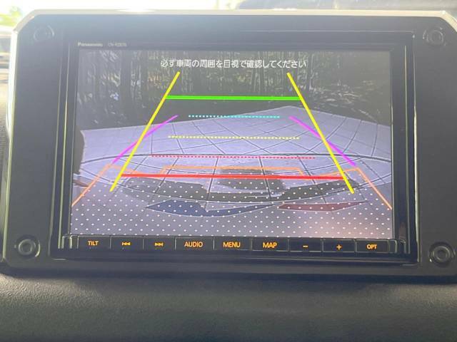 【バックカメラ】駐車時に後方がリアルタイム映像で確認できます。大型商業施設や立体駐車場での駐車時や、夜間のバック時に大活躍！運転スキルに関わらず、今や必須となった装備のひとつです！