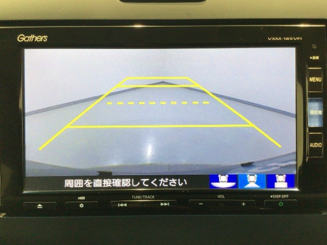 【バックカメラ】運転が苦手な方も車庫入れラクラクです！ギアをリバースに入れれば自動的に切り換わりますので、面倒な操作は不要です♪狭い駐車場もお車を傷つけず安心ですね！