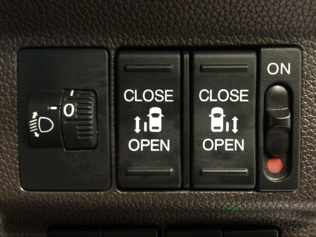 【両側パワースライドドア】両側がパワースライドドアになっており、運転席のスイッチやスマートキーでも開閉が可能です！開口部も広いので乗り降りも楽々♪
