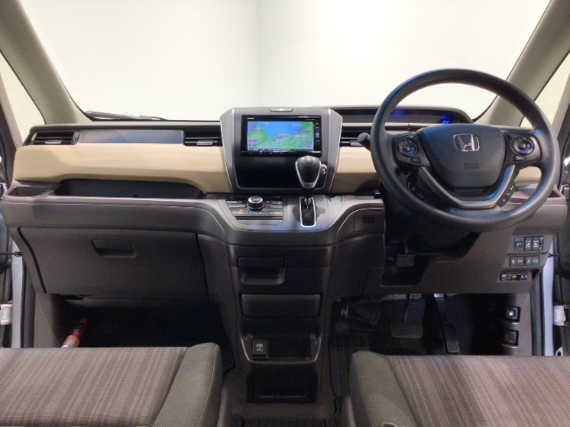 【前方視界】開放的な前方視界！運転がしやすく疲れにくいです♪窓が大きく、見通しがとっても良いおクルマですよ♪