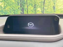 【8.8インチマツダコネクト】車内の雰囲気にマッチした大型のディスプレイ。スマホ接続でのナビ使用やBluetooth再生等、様々な機能が楽しめます。直感的なダイヤル操作が可能で、使い勝手も良好です。