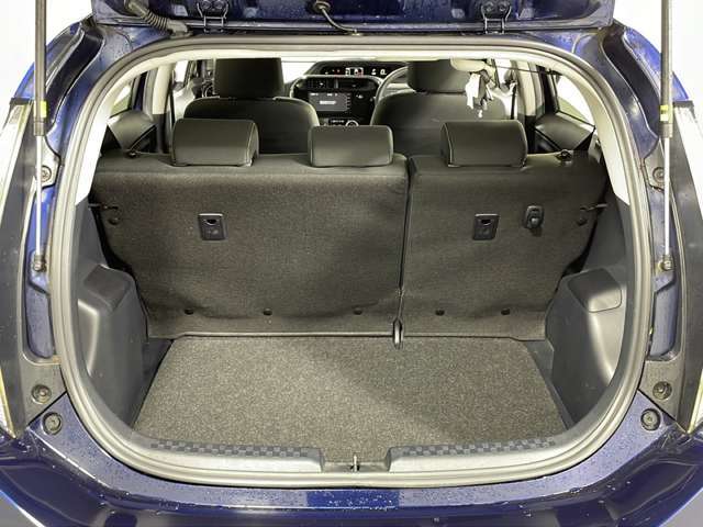 【トランク】積み込みやすくて、たっぷり積める荷室です。シートアレンジできるものは、乗車人数と荷物の量や大きさによってシートを動かすことができるので、より快適なドライブが可能です！