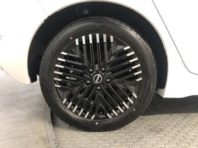 タイヤサイズは215/50R17です☆