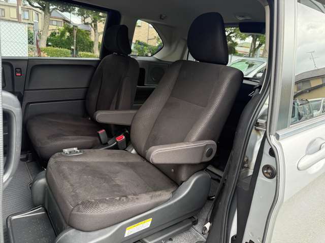 2列目、左側の席がリフトアップ車です☆