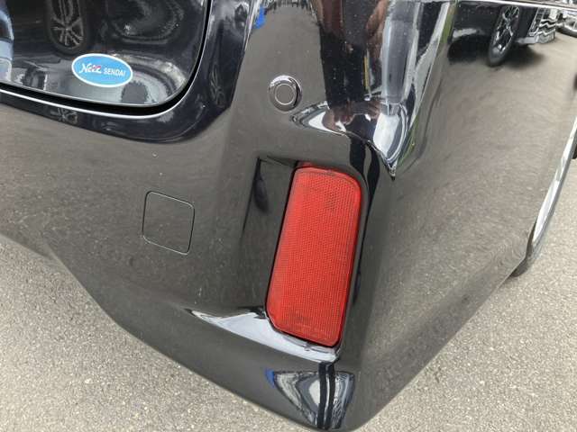 【障害物センサー】車両自体が障害物を認識することが出来るので、駐車の際などに停まっている車両への追突や接触を防ぐ可能性が高まり安全性もバッチリの装備です♪