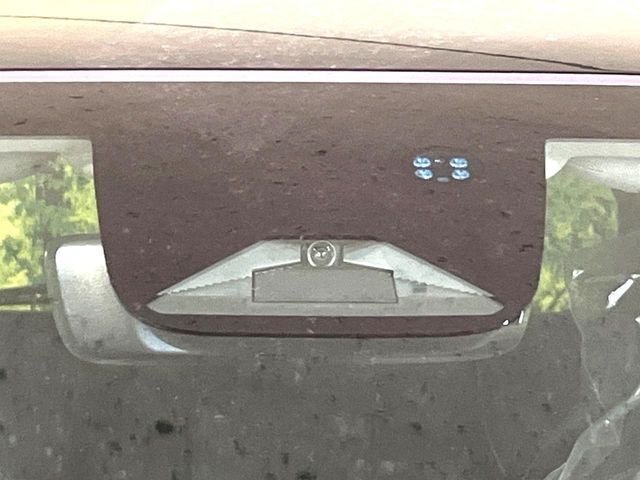 【ホンダセンシング】走行中に前方の車両等を認識し、衝突しそうな時は警報とブレーキで衝突回避と被害軽減をアシスト。より安全にドライブをお楽しみいただけます。