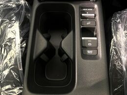 【オートブレーキホールド】信号待ちや渋滞で停車時にブレーキから足を離しても、停止状態を保持してくれます。前進するときはアクセルを踏めば自動で解除されるので安心♪街乗り運転が楽になります♪