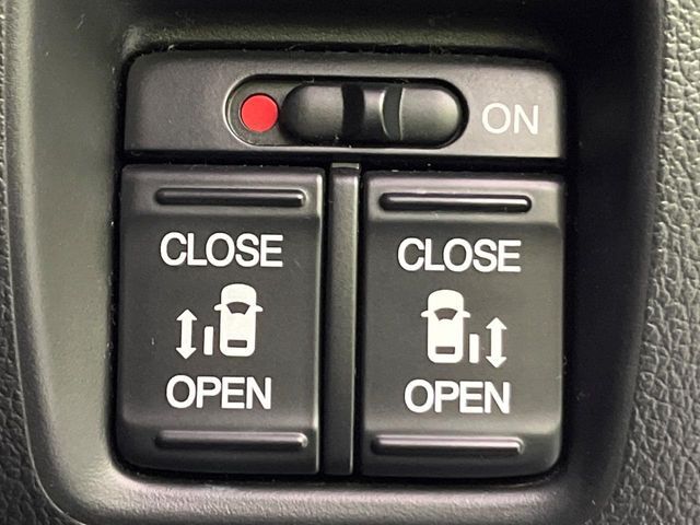 【両側パワースライドドア】スマートキーや運転席のスイッチで後席両側スライドドアの開閉が可能♪電動だから力を入れてドアを開ける必要が無く、小さなお子様でも簡単に開け閉めでき快適です♪