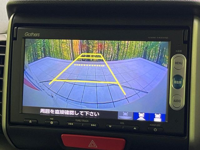 【バックカメラ】駐車時に後方がリアルタイム映像で確認できます。大型商業施設や立体駐車場での駐車時や、夜間のバック時に大活躍！運転スキルに関わらず、今や必須となった装備のひとつです！