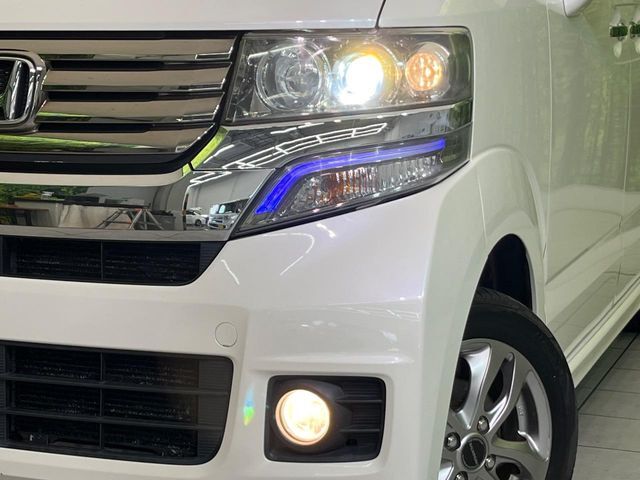 【HIDヘッドライト】非常に明るく前方を照らしてくれるので、悪天候や夜間の走行時も視界良好で安心してお乗りいただけます。